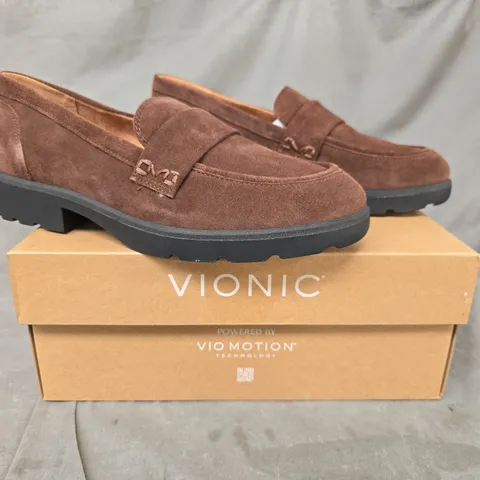 BOXED PAIR 0F VIONIC LOAFERS IN BROWN SIZE 6