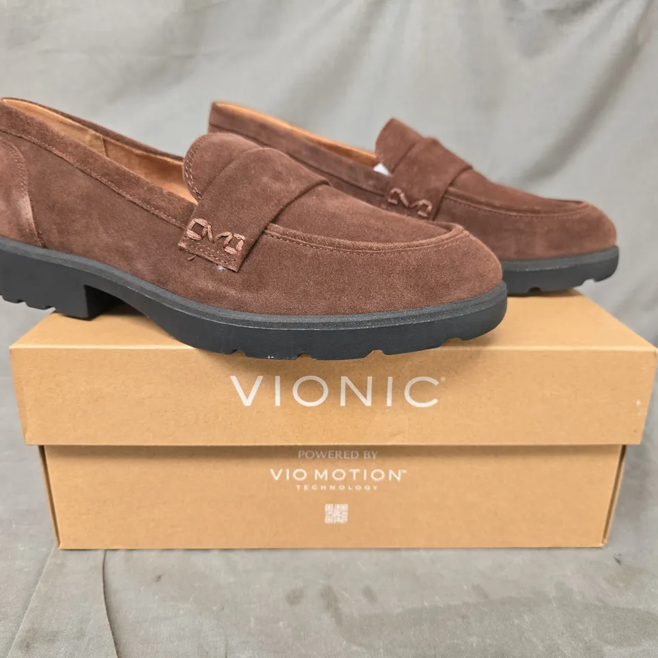 BOXED PAIR 0F VIONIC LOAFERS IN BROWN SIZE 6