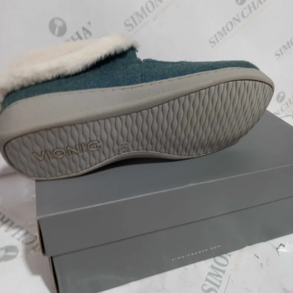 BOXED PAIR OF VIONIC BELIEVE SLIPPERS IN MINERAL SIZE 5