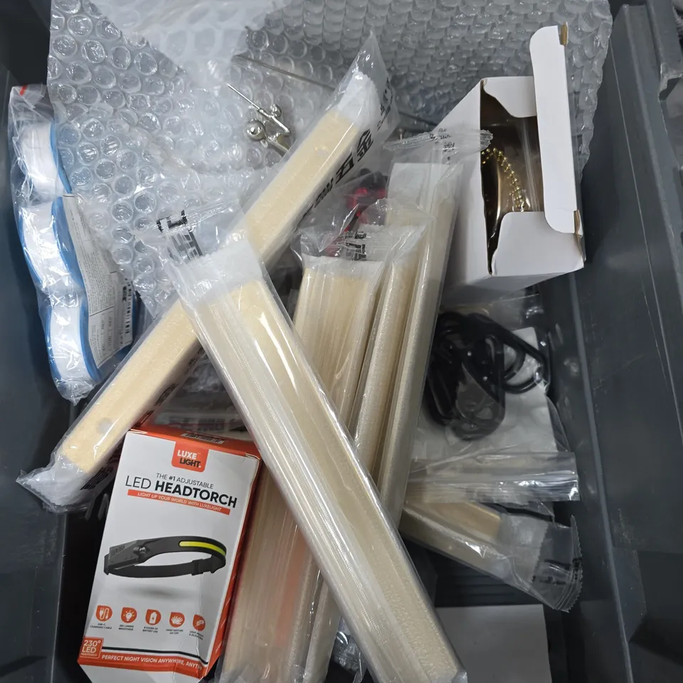 APPROXIMATELY 20 ASSORTED HOUSEHOLD ITEMS TO INCLUDE PLASTIC STRAWS, CLEANING BRUSH, GLOVE DRYER ETC