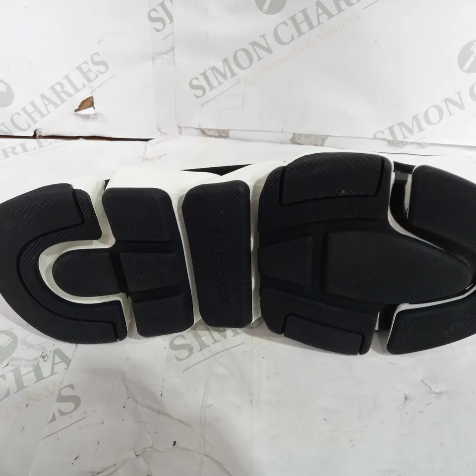PAIR OF BALENCIAGA SPEED TRAINERS IN BLACK/WHITE - EU 42