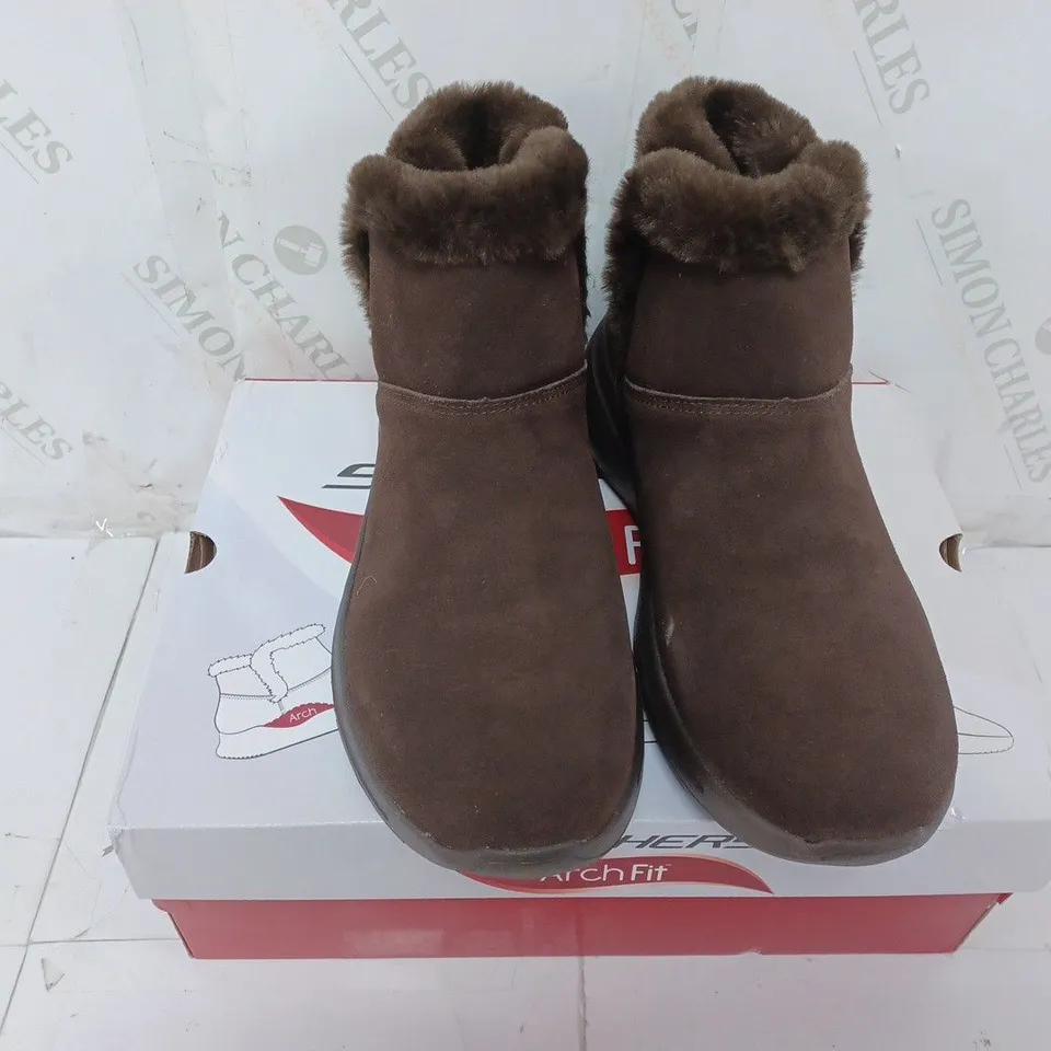 BOXED PAIR OF SKECHERS GO WALK ARCH FIT SUEDE CHUGGA BOOTS IN CHOCOLATE SIZE 7