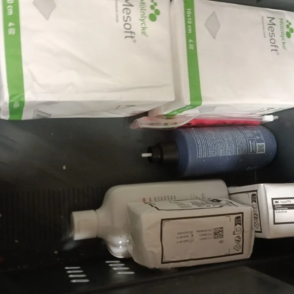 APPROXIMATELY 10 ASSORTED HEAL & BEAUTY ITEMS INCLUDING VARIOUS MAKES AND BRANDS - COLLECTION ONLY