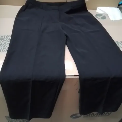 BOXED BRAND NEW APPROXIMATELY 20 CAPSULE TAPERED TROUSERS BLACK SIZE 18L