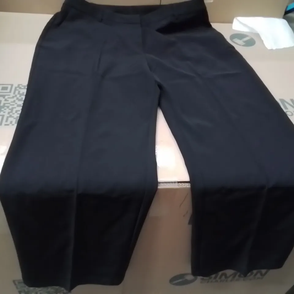 BOXED BRAND NEW APPROXIMATELY 20 CAPSULE TAPERED TROUSERS BLACK SIZE 18L