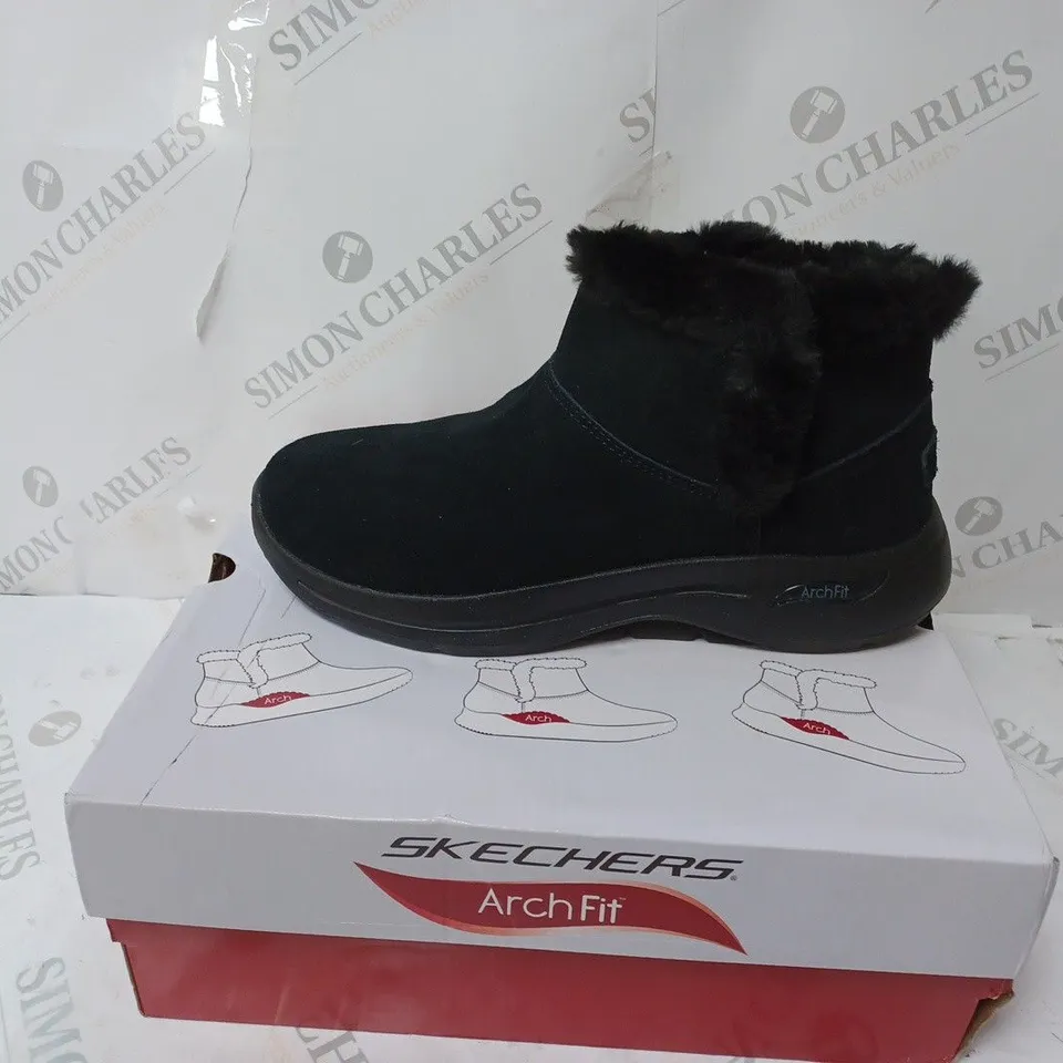 SKECHERS GO WALK ARCH FIT SUEDE CHUGGA BOOT BLACK - UK SIZE 5