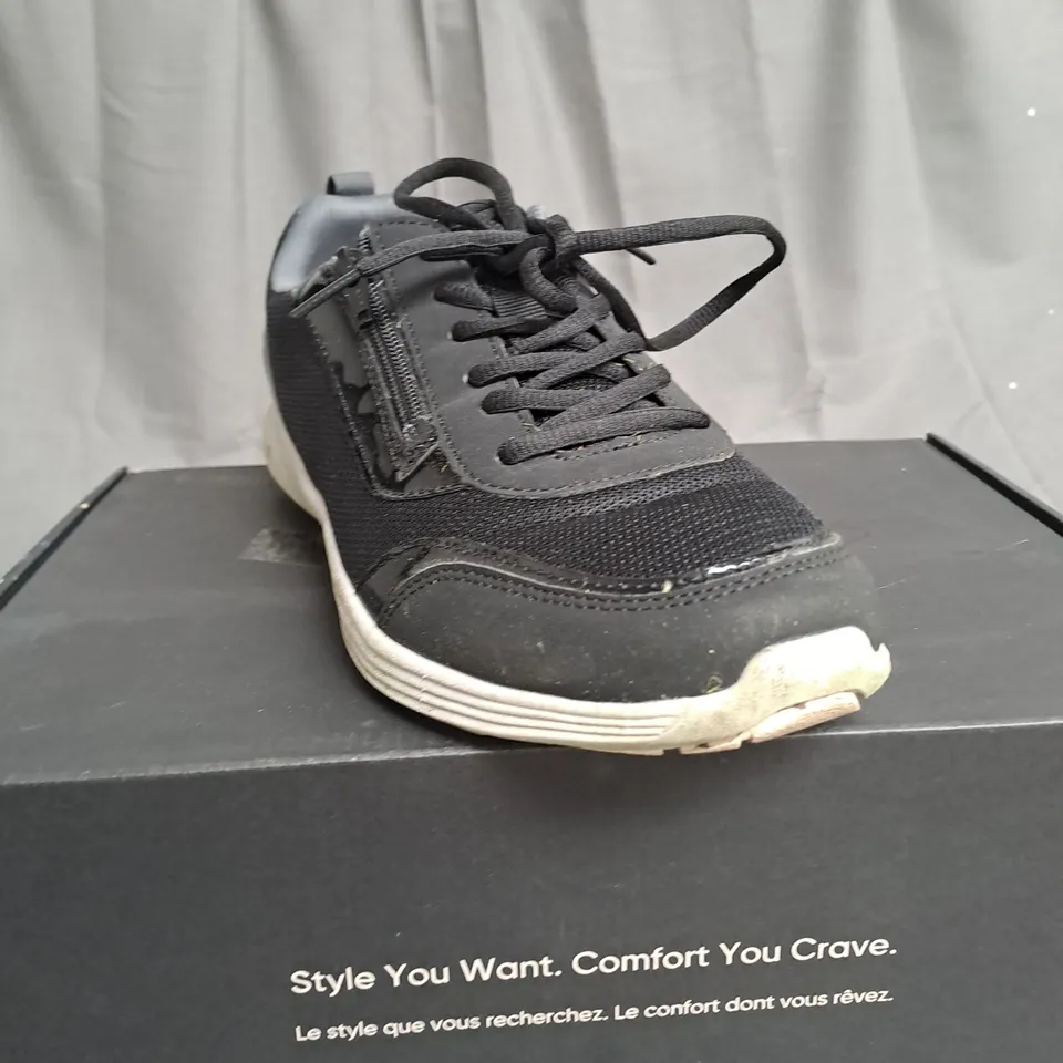 UNBOXED VIONIC AGILE CASSIS ZIP TRAINER IN BLACK - SIZE 6.5