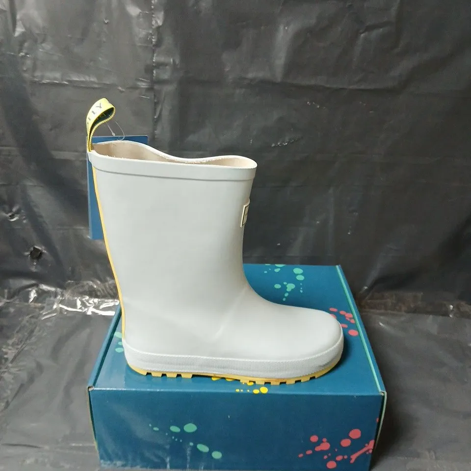 BOXED PAIR OF HOLLY & BEAU RUBBER LIGHT BLUE RAIN BOOTS - KIDS UK 13