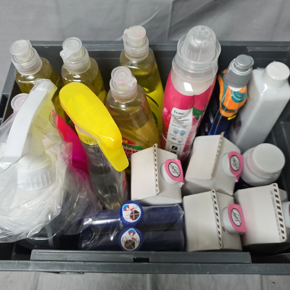 APPROXIMATELY 15 ASSORTED LIQUIDS TO INCLUDE SMOL WASHING UP LIQUID, FINISH RISE & SHINE, ELBOW GREASE, ETC
