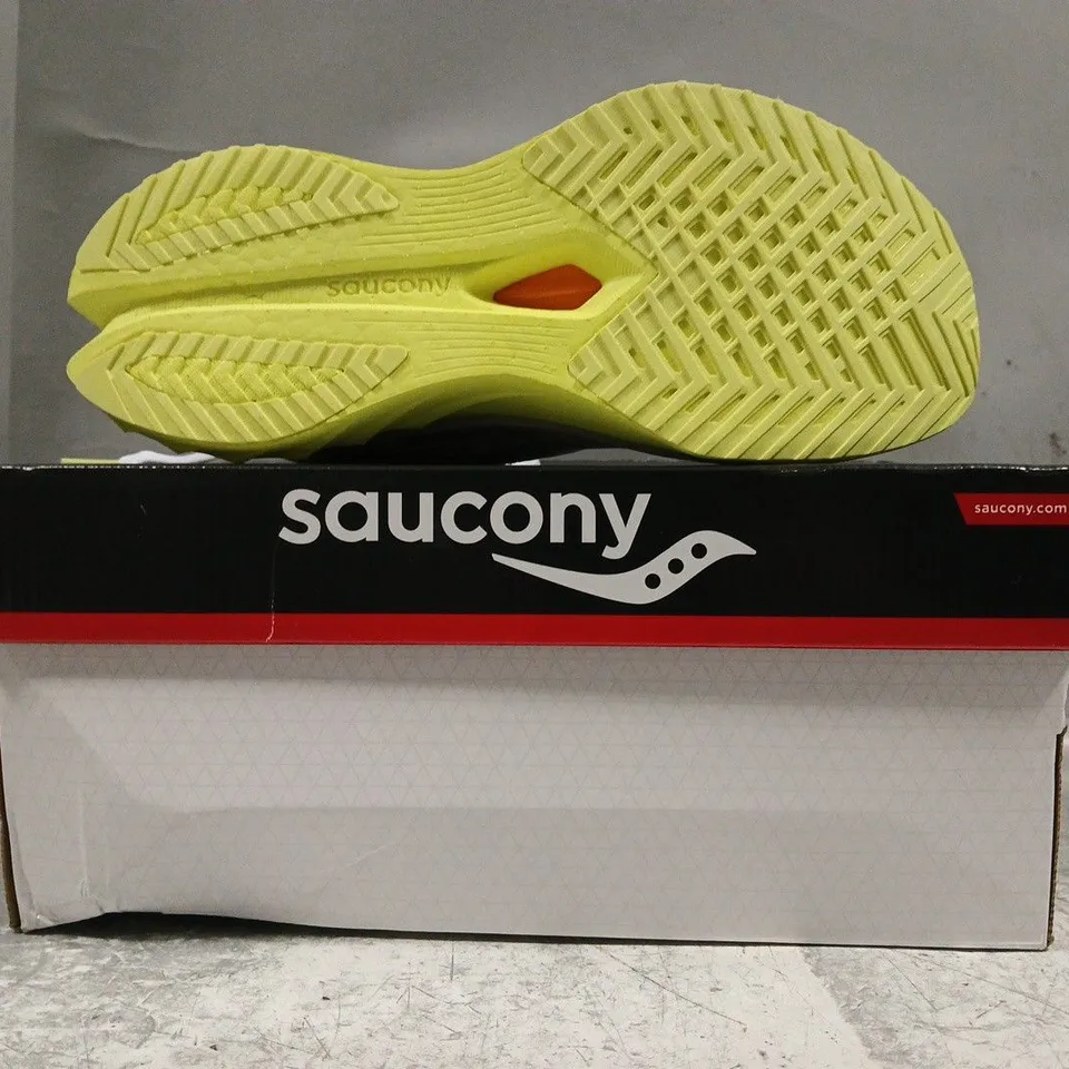 BOXED PAIR OF SAUCONY WOMEN'S ENDORPHIN SPEED 4 TRAINERS IN WHITE/HIGHLIGHTER/ORANGE SIZE UK 6.5
