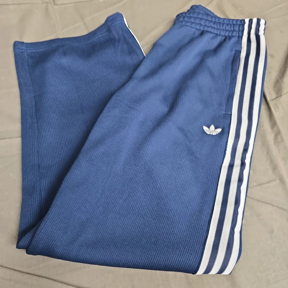 ADIDAS ORIGINALS BLUE TRACK PANTS WITH WHITE 3 STRIPES – UK MEDIUM (US MEDIUM)