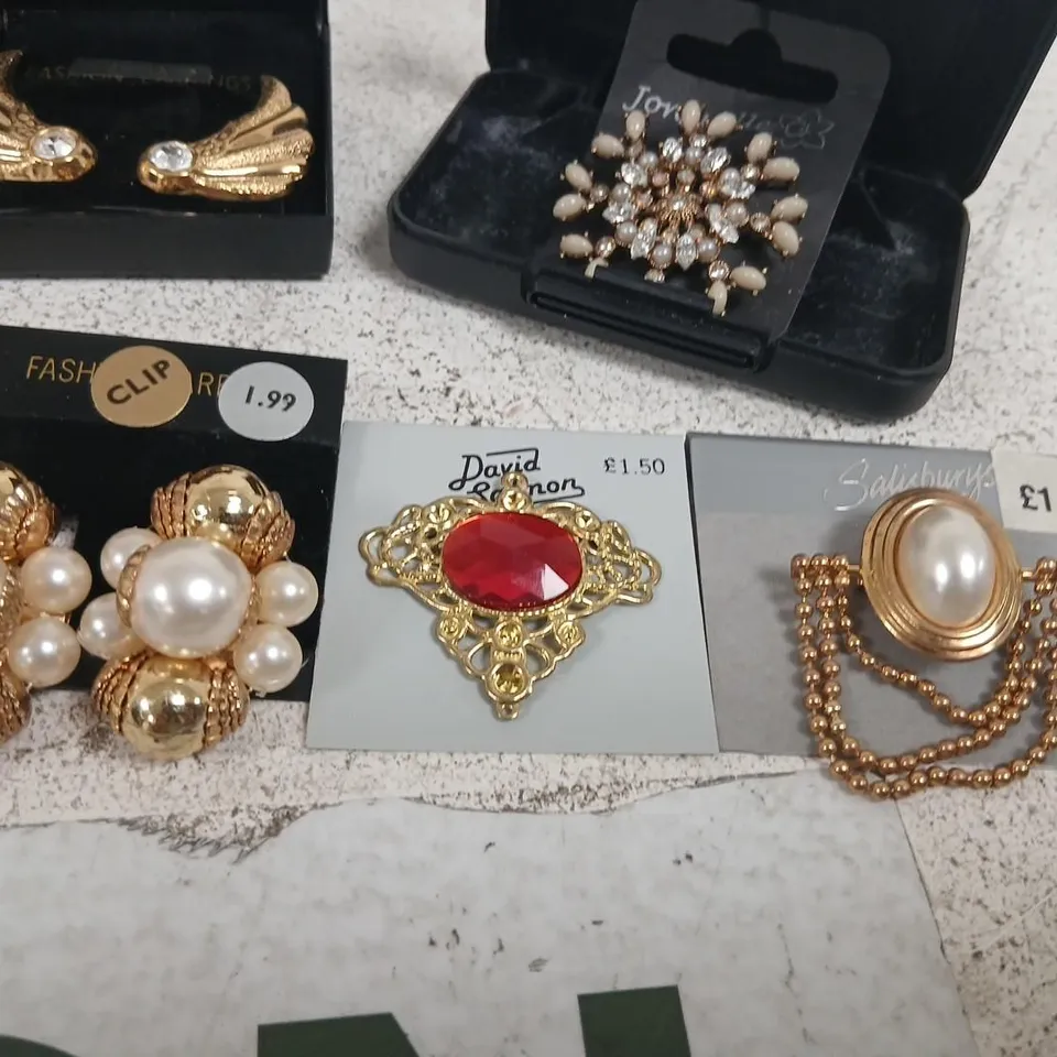 ASSORTED PEARL & COSTUME JEWELLERY LOT – NECKLACES, BRACELETS & BROOCHES