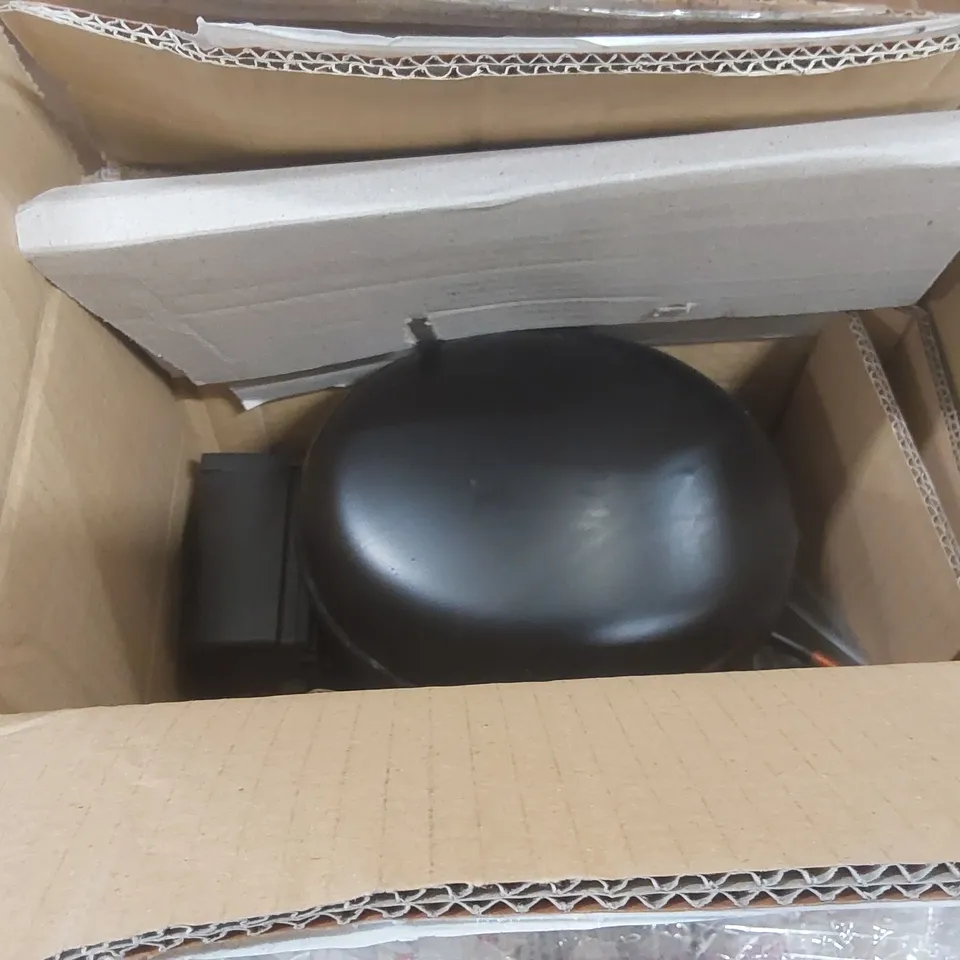 PALLET CONTAINING A VERY LARGE QUANTITY OF EMBRACO COMPRESSORS ECT