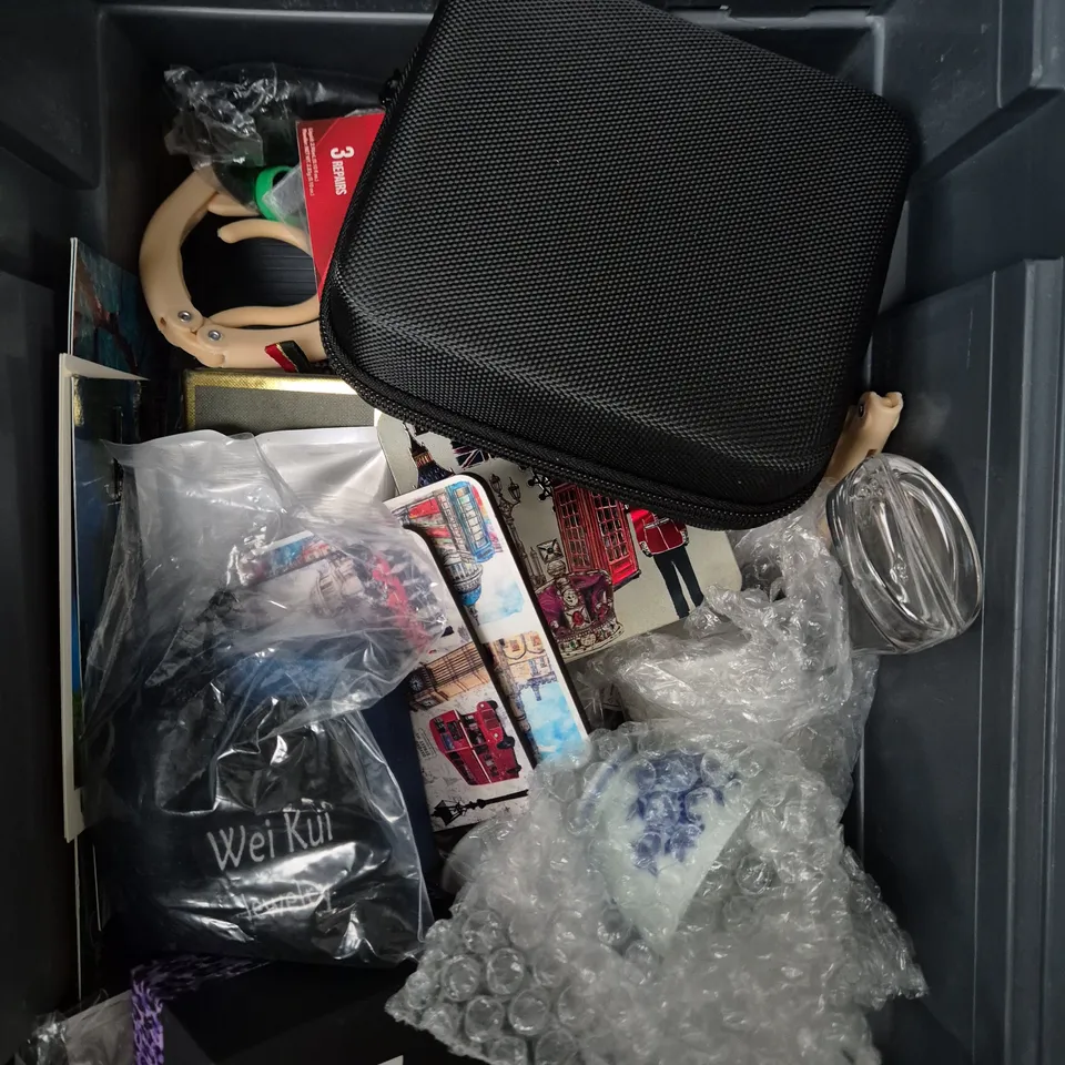 APPROXIMATELY 20 ASSORTED HOUSEHOLD PRODUCTS TO INCLUDE CROCHET HOOKS, KNEE BRACE, BATH FOAM ETC 