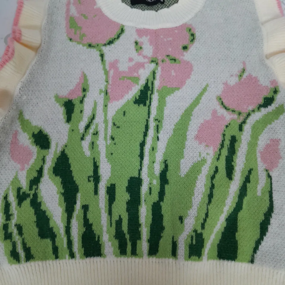 CIDER SLEEVELESS FLORAL SWEATER IN GREY/CREAM - MEDIUM