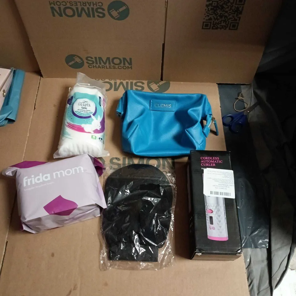 APPROXIMATELY 15 ASSORTED HEALTH & BEAUTY PRODUCTS TO INCLUDE COTTON WOOL PADS, MAKE UP BAG, CORDLESS CURLER, TANNING MITT & DISPOSABLE BRIEFS ETC 