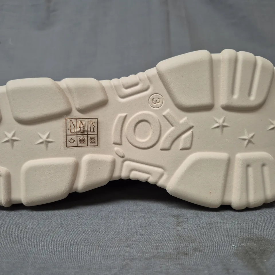 BOXED PAIR OF KOI FLAMMA MICROFIBRE CHUNKY SHOES IN CREAM UK SIZE 3