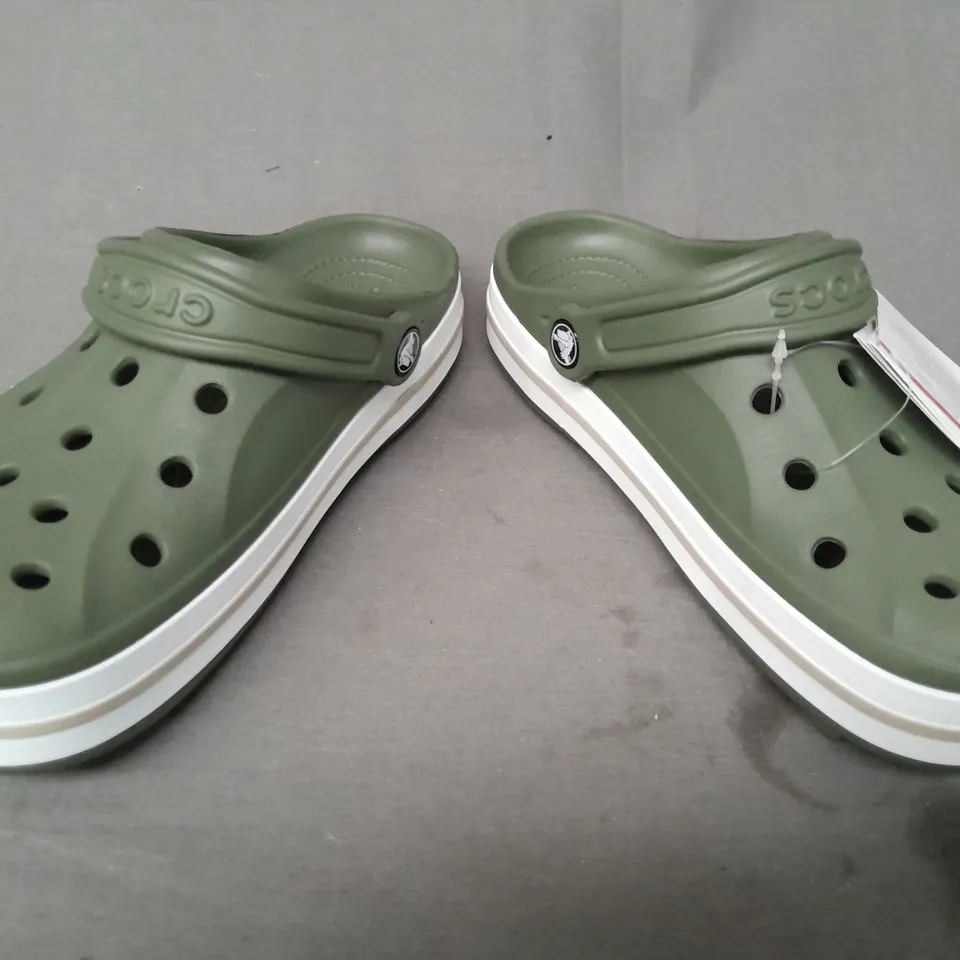 PAIR OF CROCS BAYABAND CLOGS IN GREEN UK SIZE M5/W6