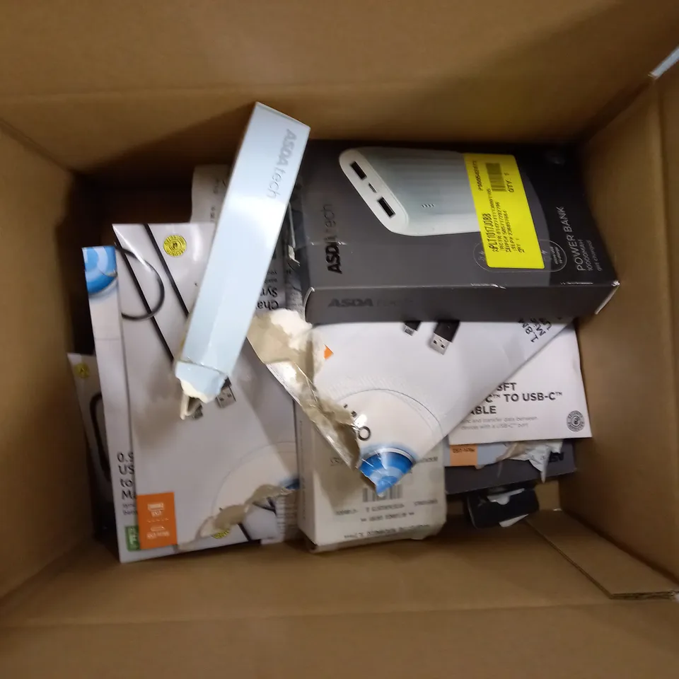 LOT OF APPROX 12 ASSORTED ELECTRICAL ITEMS TO INCLUDE POWER BANK, USB CABLE, EARBUDS ETC