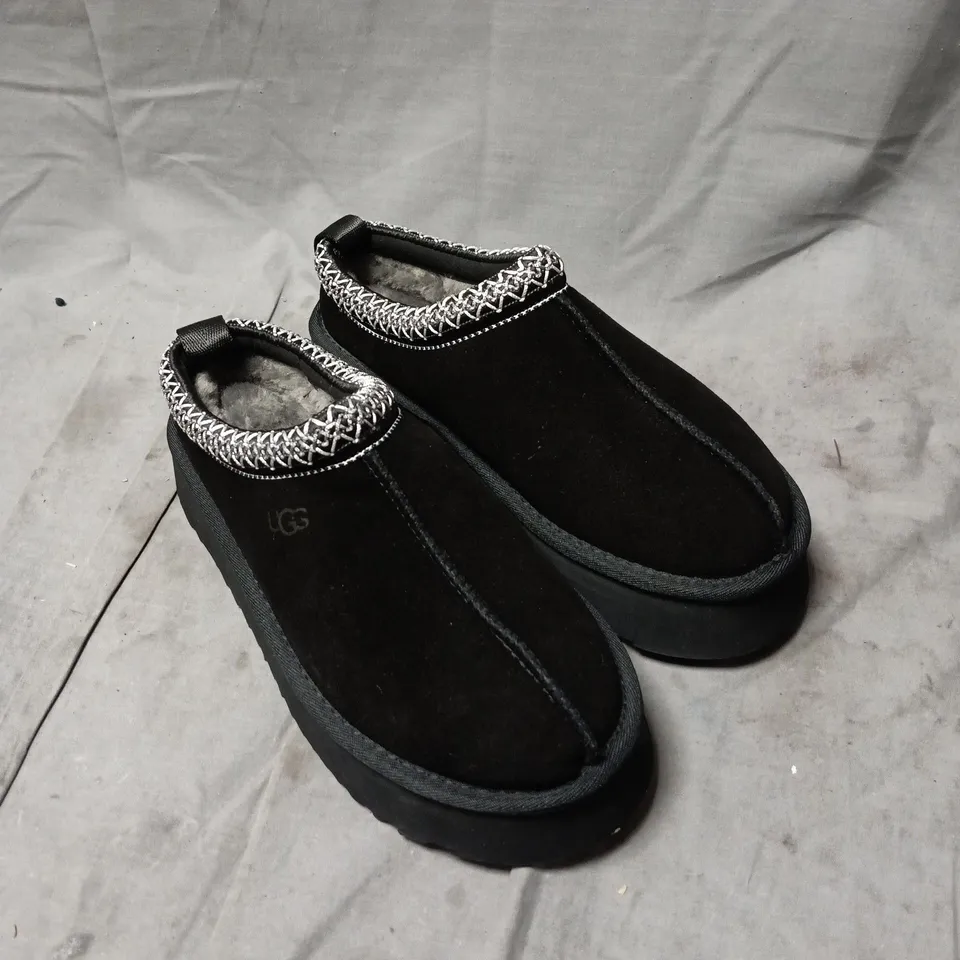 UGG BLACK SUEDE SLIPPERS WITH KNIT ANKLE TRIM SIZE 4