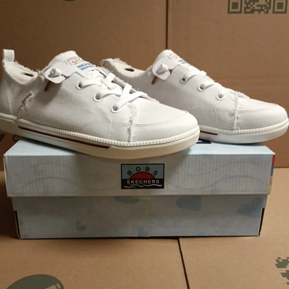 BOXED PAIR OF BOBS SKECHERS SHOES IN WHITE SIZE UK 7