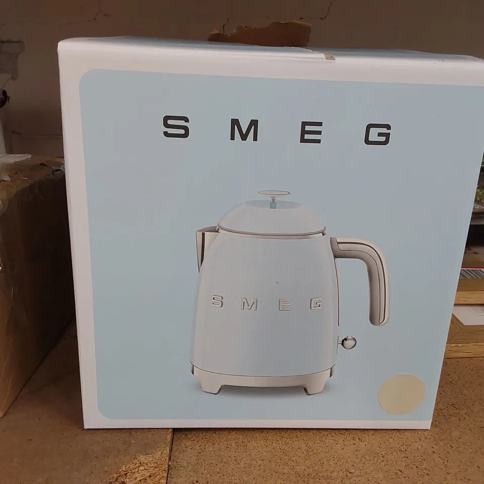 BOXED SMEG 50S STYLE RETRO MINI KETTLE (1 BOX)