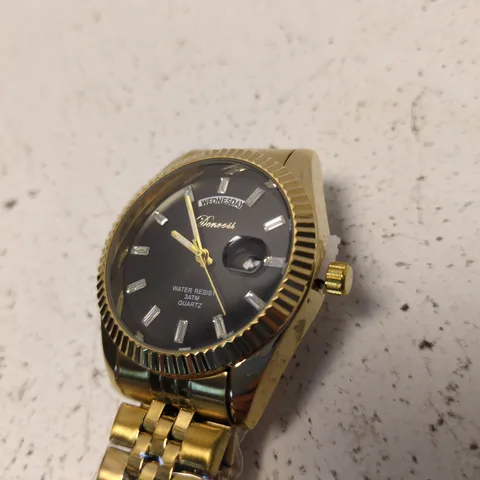 DENVOSI GOLD-TONE WRISTWATCH WITH DAY/DATE DISPLAY β QUARTZ MOVEMENT