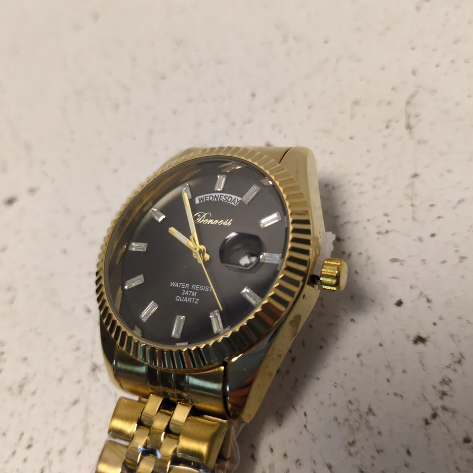 DENVOSI GOLD-TONE WRISTWATCH WITH DAY/DATE DISPLAY – QUARTZ MOVEMENT