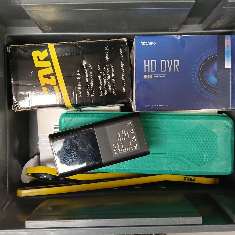 APPROXIMATELY 6 ASSORTED VEHICLE PARTS & ACCESSORIES TO INCLUDE HD DVR, CAR AIR PUMP, RATCHET WRENCH, ETC - COLLECTION ONLY
