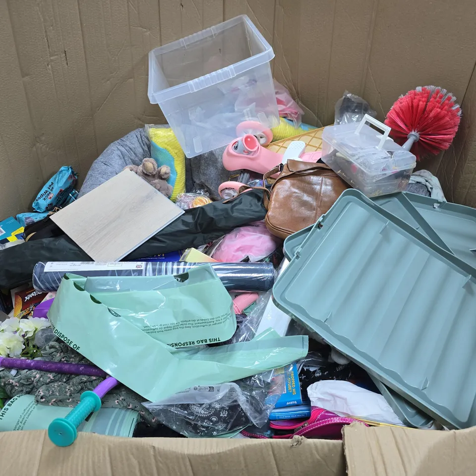 PALLET CONTAINING A LARGE AMOUNT OF ASSORTED HOUSEHOLD ITEMS