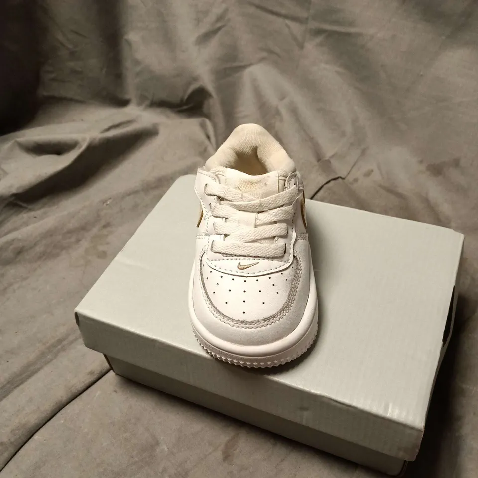 NIKE INFANTS' WHITE SNEAKERS WITH BEIGE SWOOSH – UK INFANT SIZE 4.5
