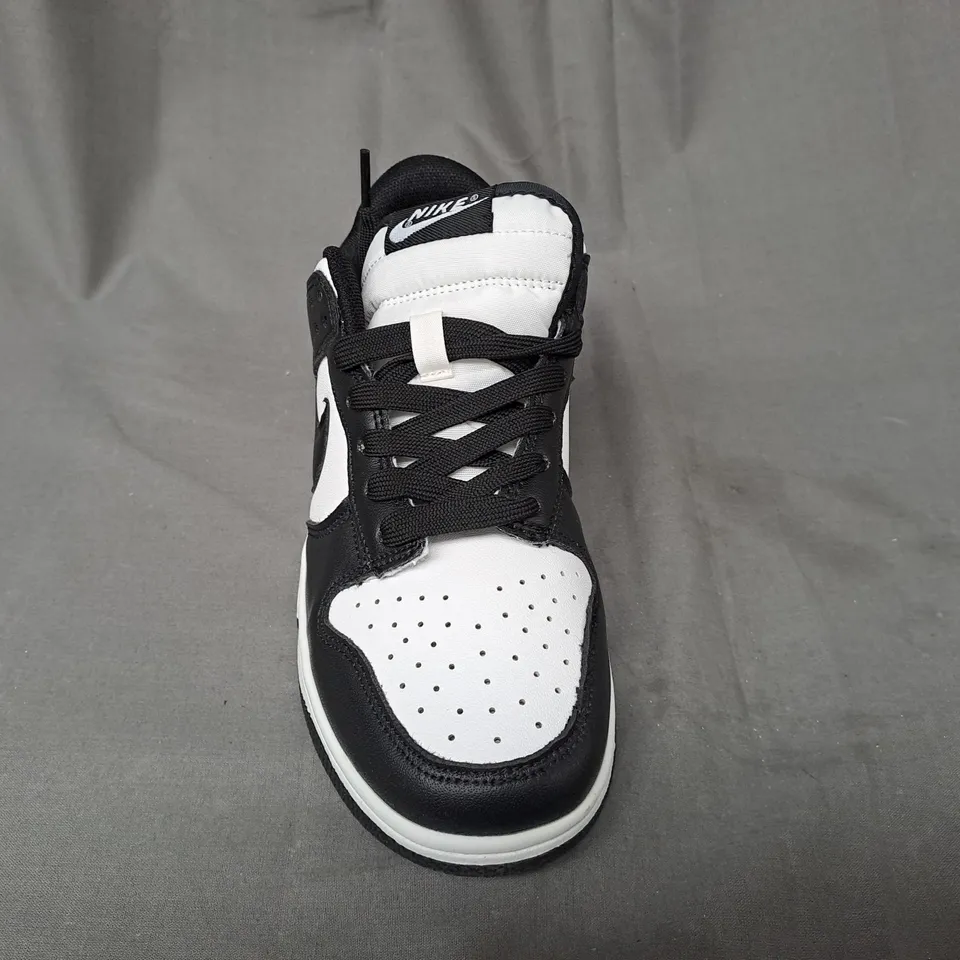 BOXED PAIR OF NIKE TRAINERS IN BLACK/WHITE UK SIZE 5.5