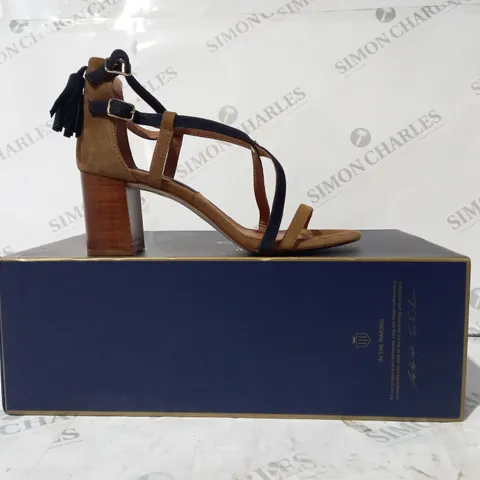 BOXED PAIR OF FAIRFAX & FAVOUR OPEN TOE STRAPPY BLOCK HEEL SANDALS IN NAVY/TAN SUEDE UK SIZE 5