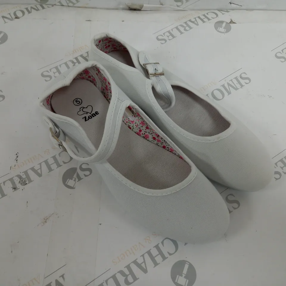 APPROXIMATELY 12 PAIRS OF ZONE SLIPPERS IN WHITE CANVAS SIZE 5