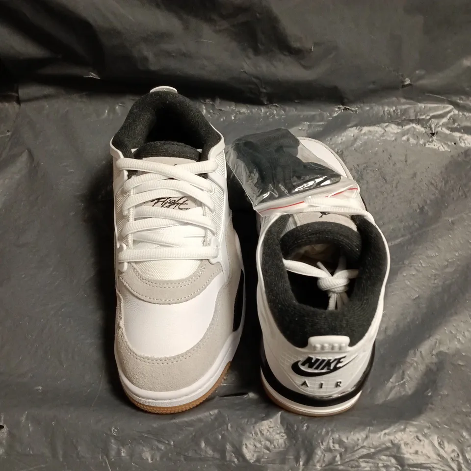 UNBOXED PAIR OF NKE YOUTH WHITE TRAINERS - UK 4.5