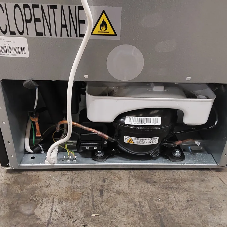 COMFEE' RCZ96BG1(E) UNDER COUNTER BEER & DRINKS FRIDGE - 93L CAPACITY, HOLDS UP TO 115 CANS, PREMIUM TEMPERATURE PERFORMANCE (2℃ TO 15℃), FULL LENGTH LOW-E GLASS & LED LIGHTS, LOW NOISE