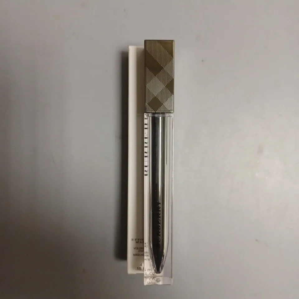 APPROXIMATELY 25 BOXED BURBERRY EFFORTLESS MASCARA 4.5ML IN MIDNIGHT BLACK AND MIDNIGHT BROWN 