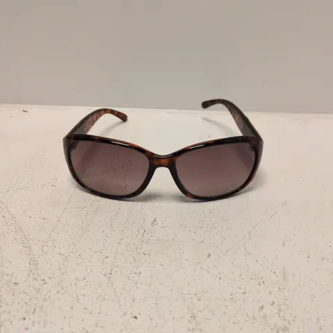 Guess Sunglasses – tortoiseshell frame, gradient lenses