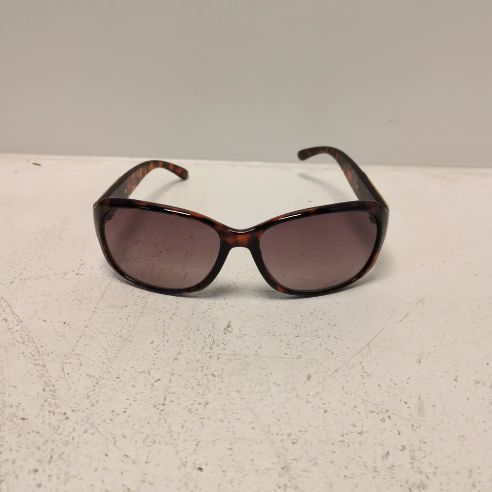 Guess Sunglasses – tortoiseshell frame, gradient lenses