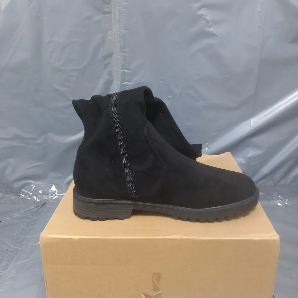 BOXED KNEE STRETCH BLACK BOOTS SIZE 7 