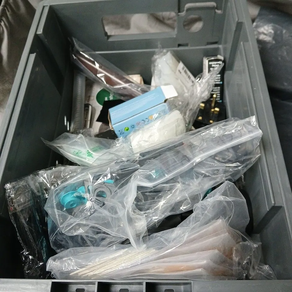 APPROXIMATLEY 15 ASSORTED ITEMS TO INCLUDE MUHAMMED ALI DOOR WEDGE, SPHYGMOMANOMETER, LARQ FILTER ETC