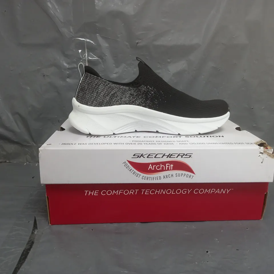 SKECHERS ARCH FIT D LUX TRAINERS BLACK SIZE 5