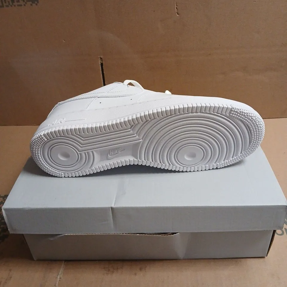 NIKE WHITE AIR FORCE 1 TRAINERS BOXED SIZE 9.5