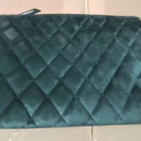 BOX TO CONTAIN APPROXIMATELY 90 VELVET GREEN MAKE UP POUCHES 