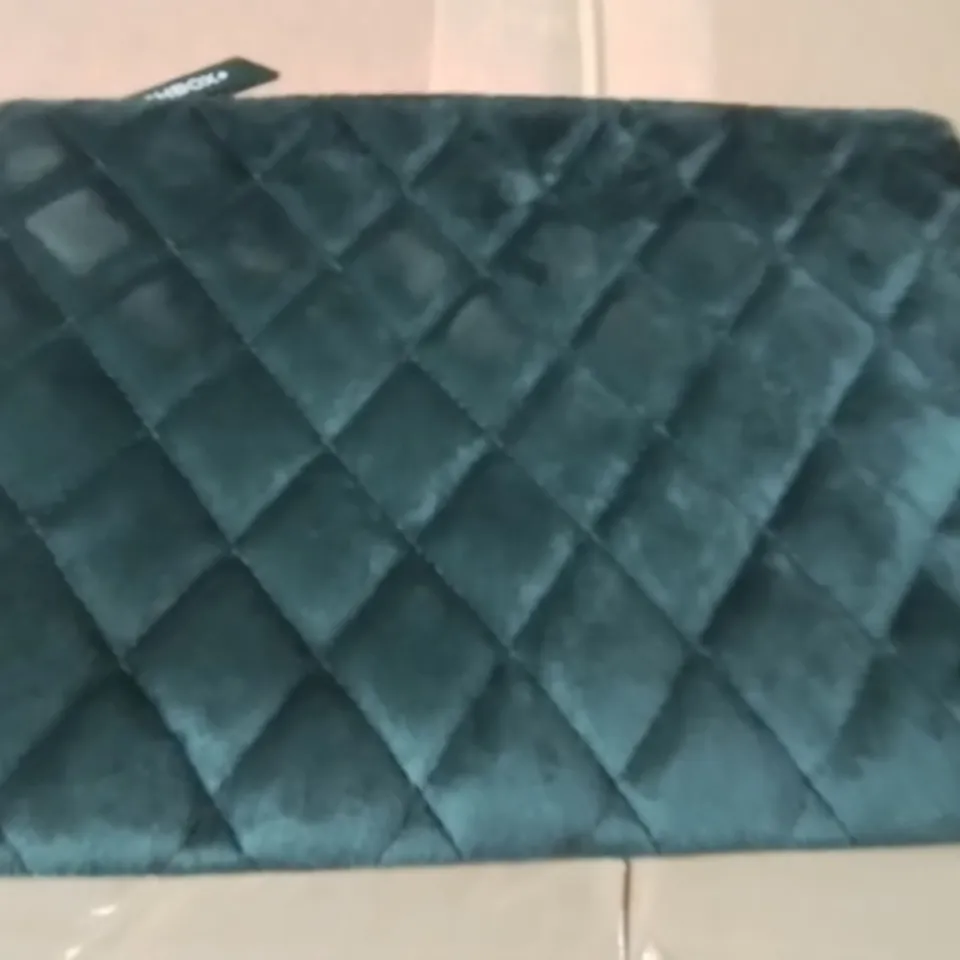 BOX TO CONTAIN APPROXIMATELY 90 VELVET GREEN MAKE UP POUCHES 