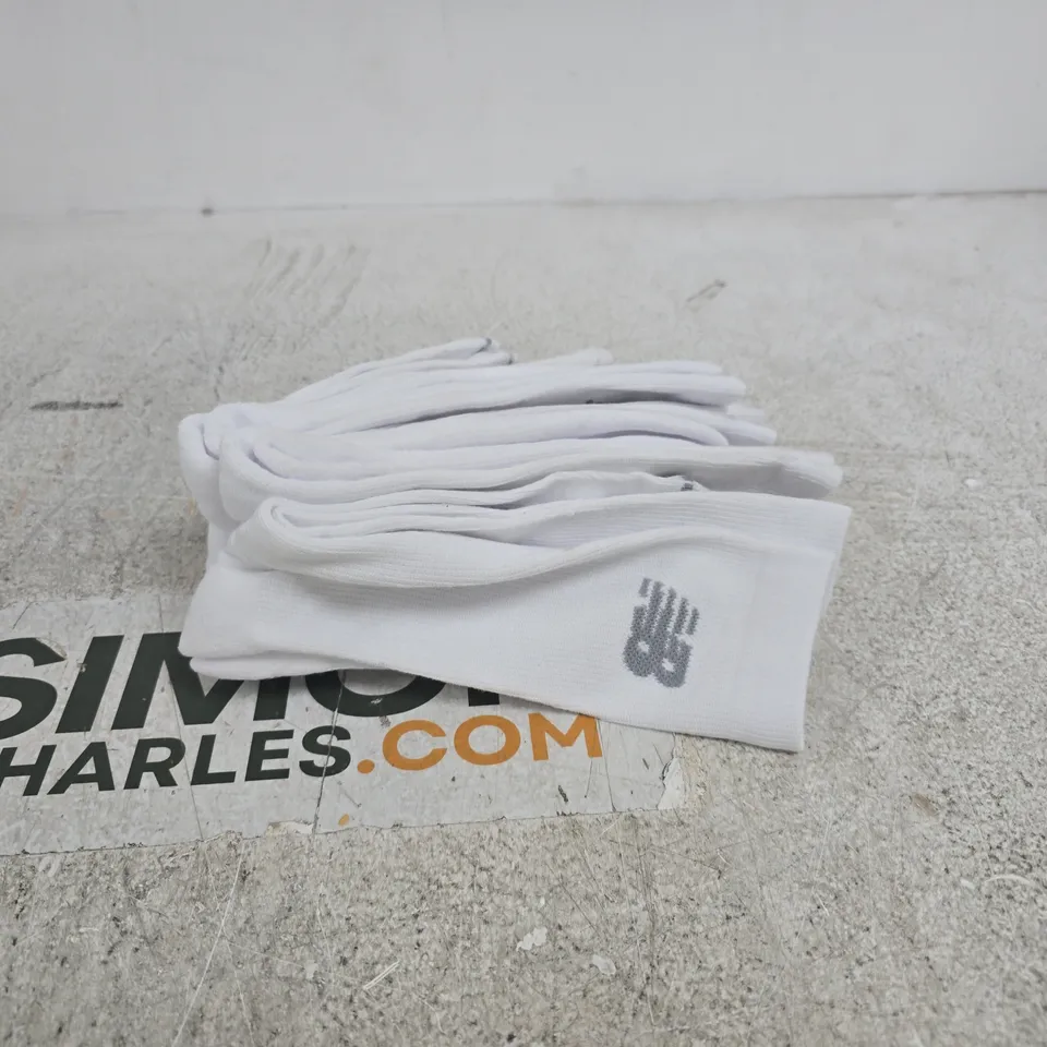 SET OF 5 WHITE NEW BALANCE SOCKS SIZE UNSPECIFIED
