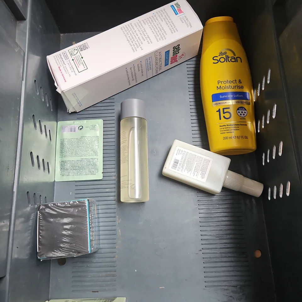 APPROXIMATELY 20 ASSORTED HEALTH & BEAUTY PRODUCTS TO INCLUDE - GIVE ME SHAMPOO & CONDITIONER - WILD LIP BALM REFILLS - TROPIC HYDRATING CLEANSER - ETC