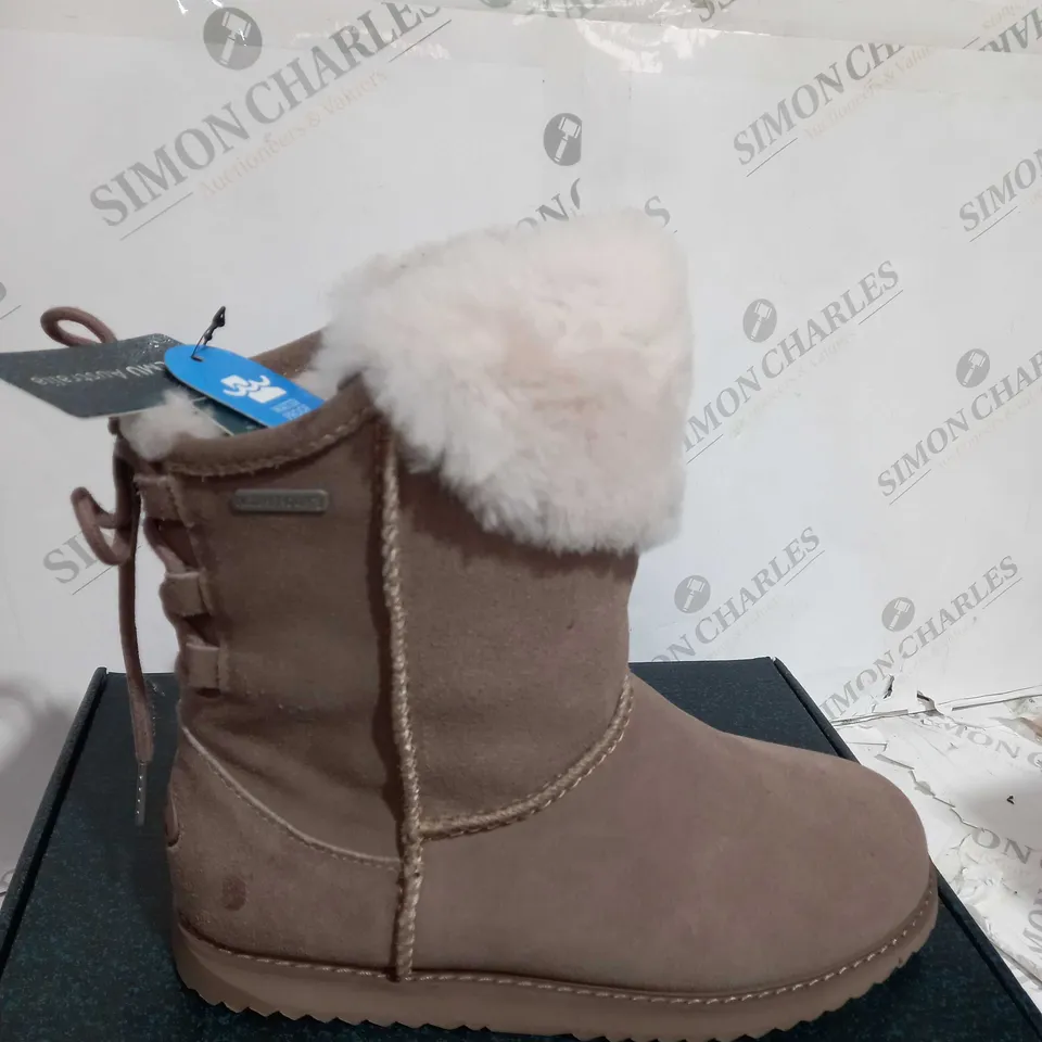 BOXED PAIR OF EMU BIRDWOOD BOOTS IN MUSHROOM UK SIZE 6