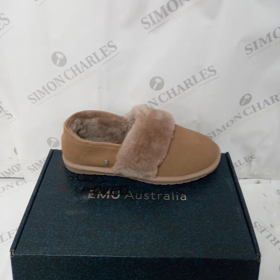 BOXED PAIR OF EMU AUSTRALIA CAMEL SLIPPER SIZE 6