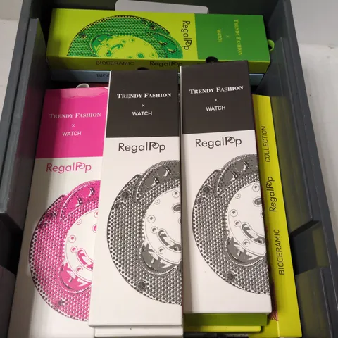 BOX CONTAINING A MIX OF ASSORTED WATCHES AND JEWELERY